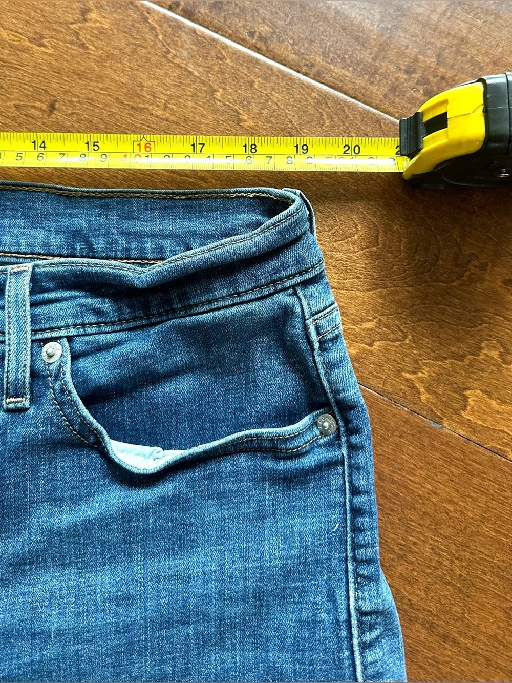 Levi’s Classic Bermuda Shorts 20W Medium Wash Cuffed Stretch Denim